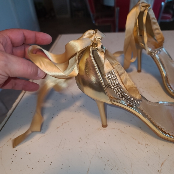Gold wrap wrounp ankle size 9 pumps. - Picture 2 of 13